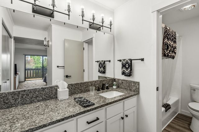 302 Medford Heights Lane, Medford, OR 97504