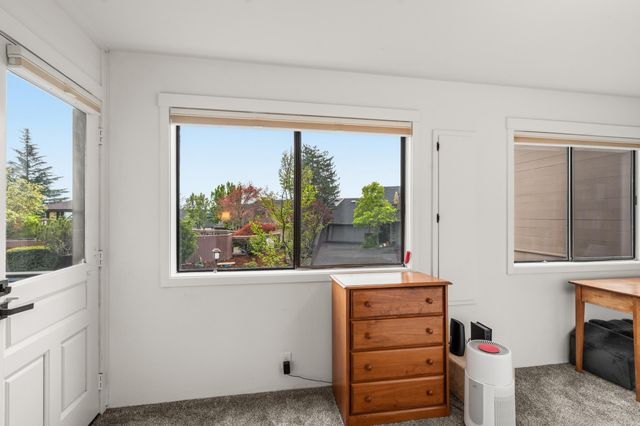 302 Medford Heights Lane, Medford, OR 97504