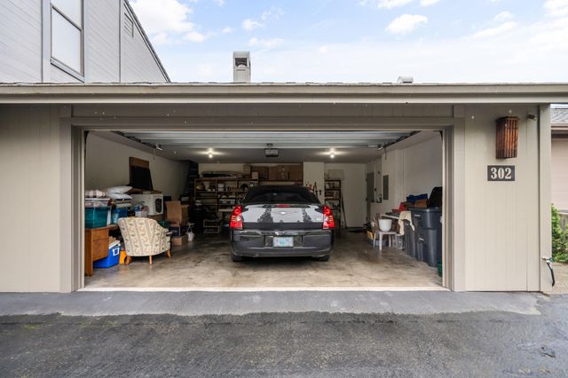 302 Medford Heights Lane, Medford, OR 97504