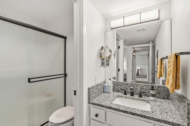 302 Medford Heights Lane, Medford, OR 97504