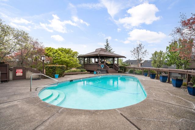 302 Medford Heights Lane, Medford, OR 97504