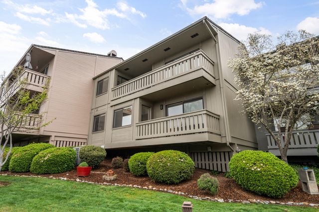 302 Medford Heights Lane, Medford, OR 97504