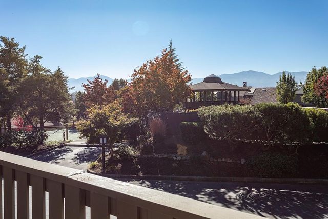 302 Medford Heights Lane, Medford, OR 97504