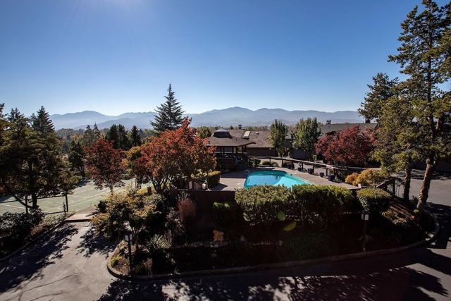 302 Medford Heights Lane, Medford, OR 97504