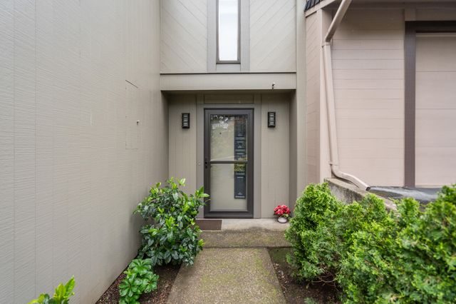 302 Medford Heights Lane, Medford, OR 97504