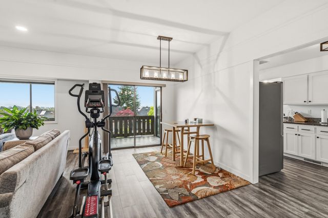 302 Medford Heights Lane, Medford, OR 97504