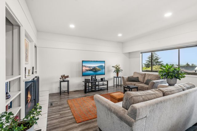 302 Medford Heights Lane, Medford, OR 97504