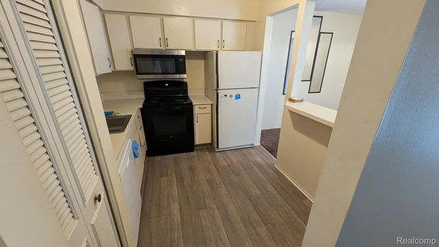 7605 Woodview Street, Westland, MI 48185