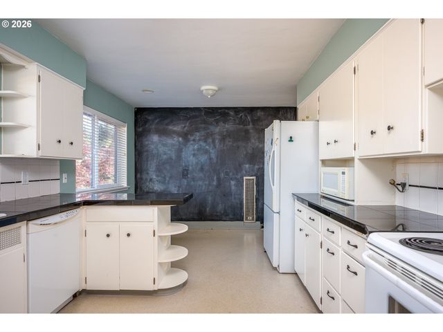8020 Sw RUBY Ter, Portland, OR 97219
