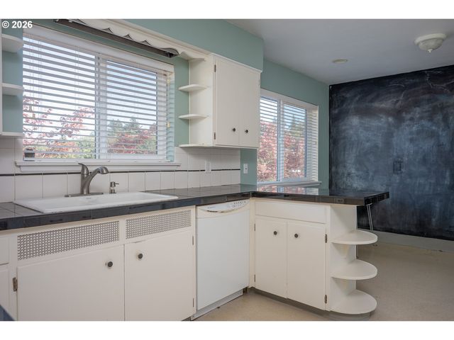 8020 Sw RUBY Ter, Portland, OR 97219