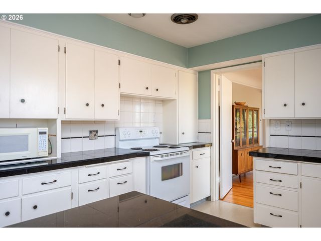 8020 Sw RUBY Ter, Portland, OR 97219