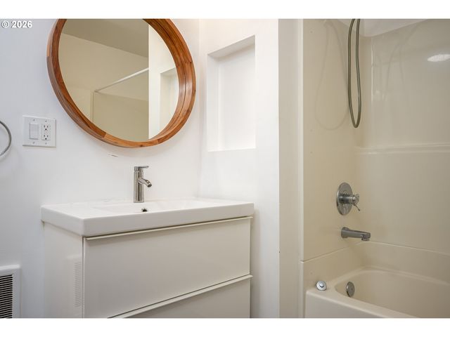 8020 Sw RUBY Ter, Portland, OR 97219