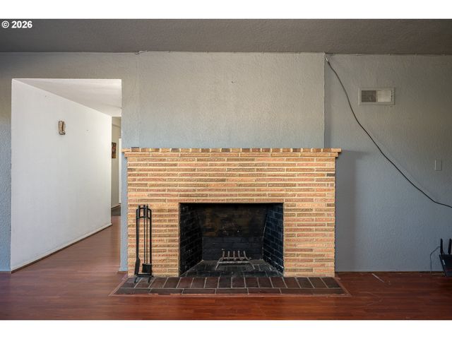 8020 Sw RUBY Ter, Portland, OR 97219