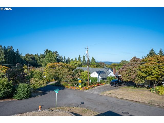 8020 Sw RUBY Ter, Portland, OR 97219
