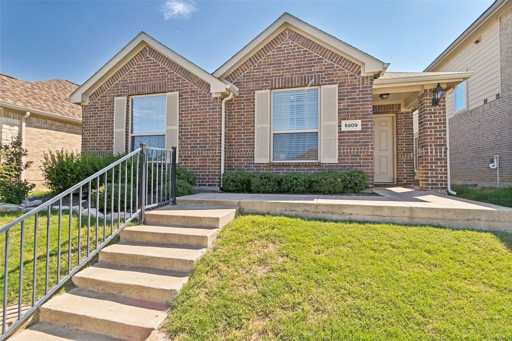 5809 Wake Robin Drive, Fort Worth, TX 76123 — exterior
