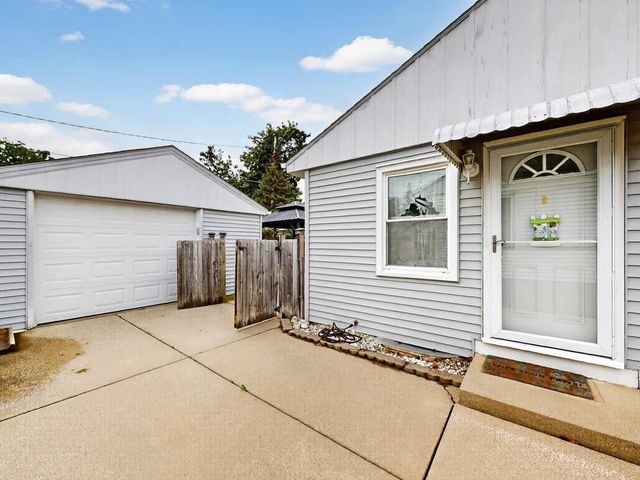 6829 W Arthur AVENUE, West Allis, WI 53219