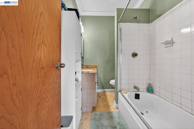 9012 Burr St, Oakland, CA 94605