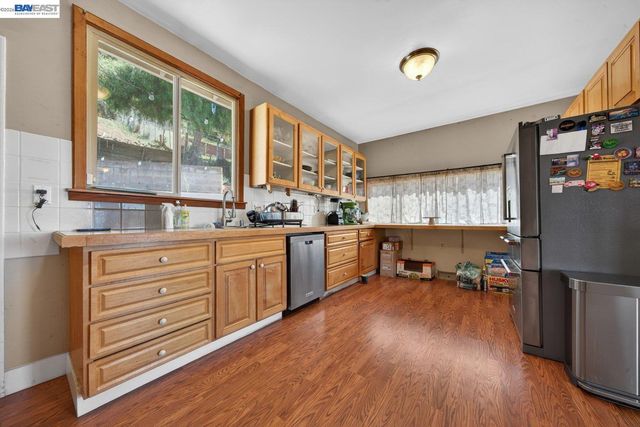 9012 Burr St, Oakland, CA 94605