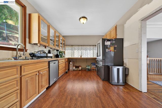 9012 Burr St, Oakland, CA 94605