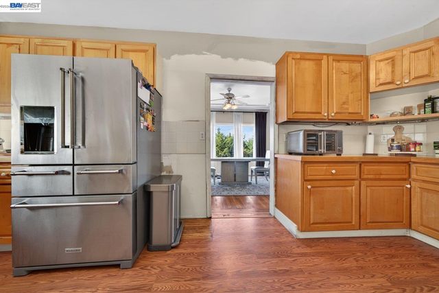 9012 Burr St, Oakland, CA 94605