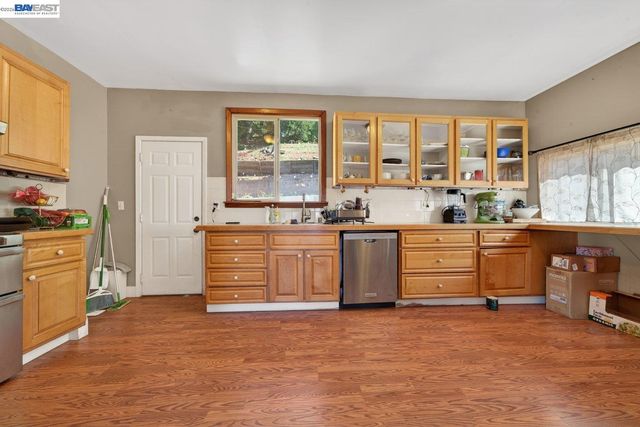 9012 Burr St, Oakland, CA 94605