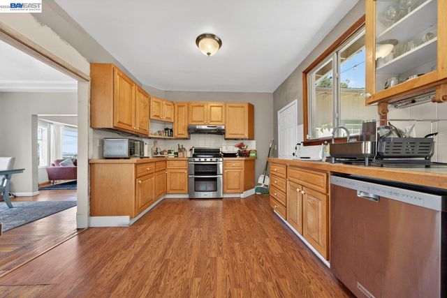 9012 Burr St, Oakland, CA 94605