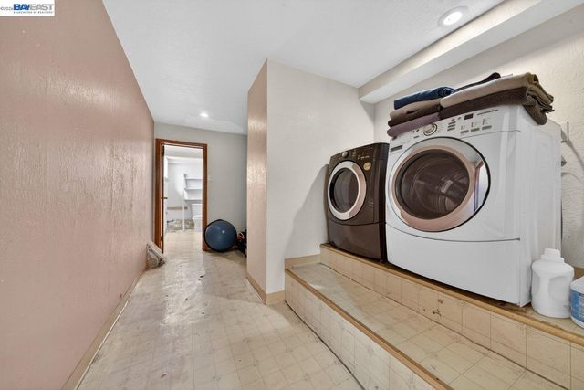 9012 Burr St, Oakland, CA 94605