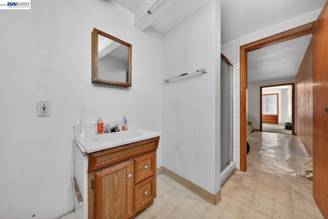 9012 Burr St, Oakland, CA 94605