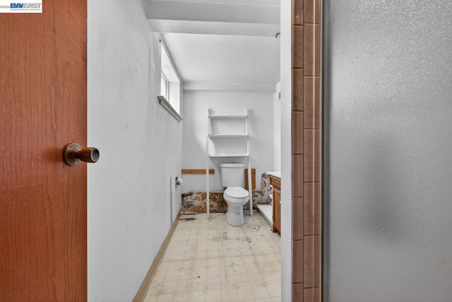 9012 Burr St, Oakland, CA 94605