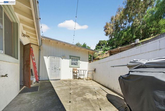 9012 Burr St, Oakland, CA 94605