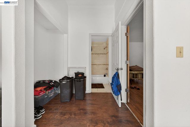 9012 Burr St, Oakland, CA 94605