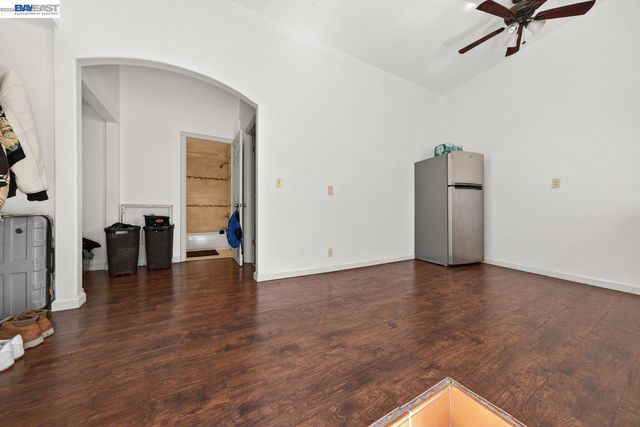 9012 Burr St, Oakland, CA 94605