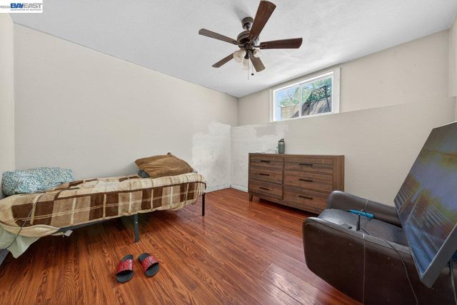 9012 Burr St, Oakland, CA 94605