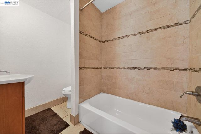 9012 Burr St, Oakland, CA 94605