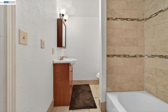 9012 Burr St, Oakland, CA 94605