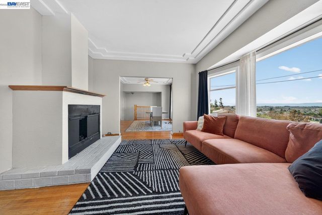 9012 Burr St, Oakland, CA 94605