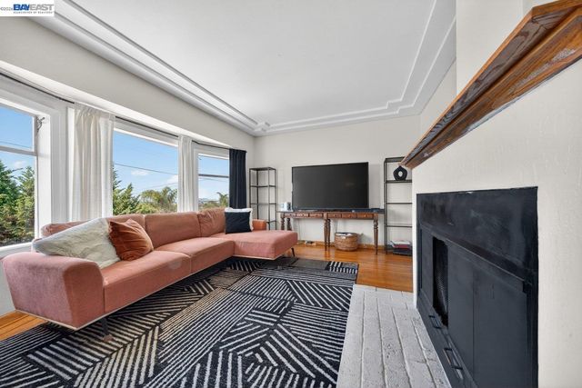 9012 Burr St, Oakland, CA 94605