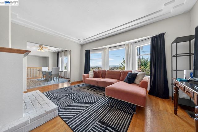 9012 Burr St, Oakland, CA 94605