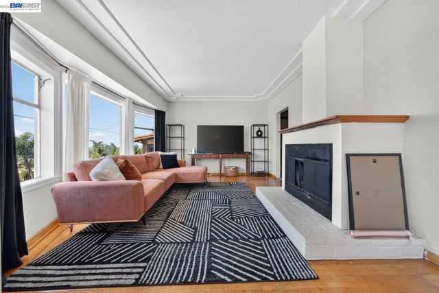 9012 Burr St, Oakland, CA 94605