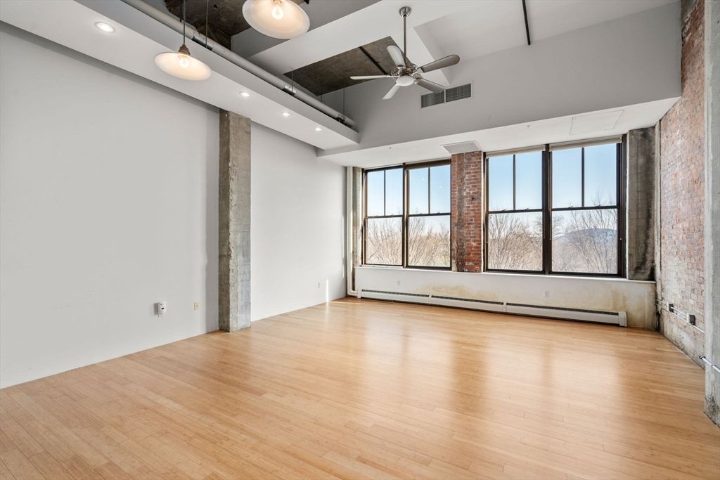 156 Porter St 353, Boston, MA 02128