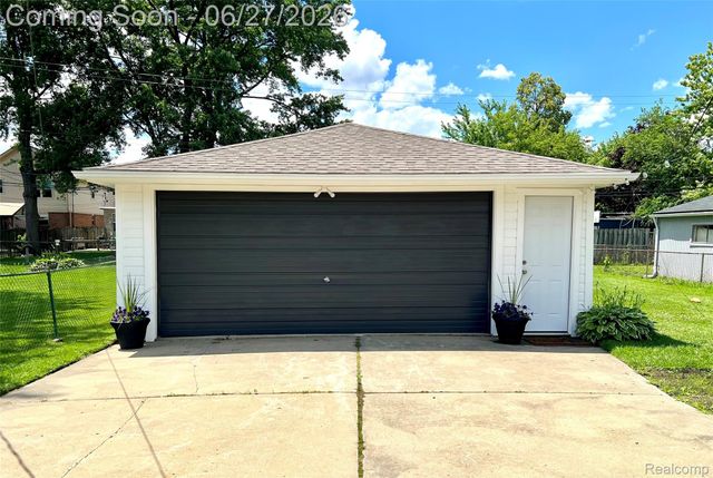 27909 Shock Street, St. Clair Shores, MI 48081