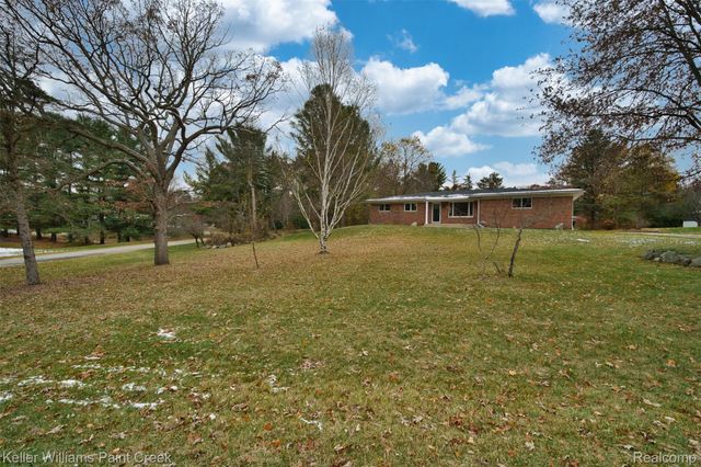 108 Menasha Trail, Orion Charter Township, MI 48362