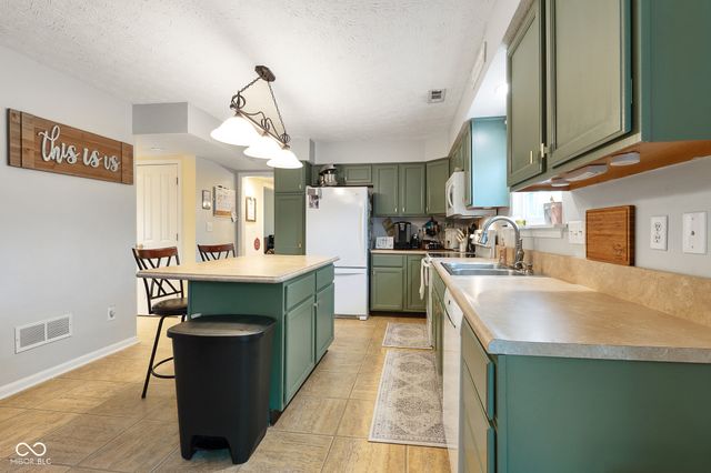 1039 E White Ash Court, Mooresville, IN 46158