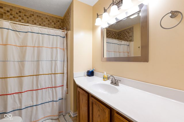 1039 E White Ash Court, Mooresville, IN 46158