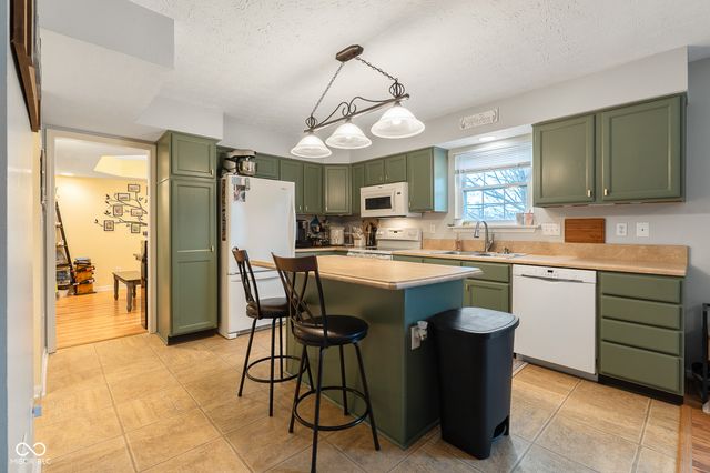 1039 E White Ash Court, Mooresville, IN 46158