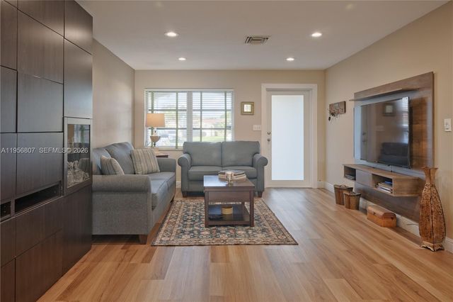 1236 NW 43rd St, Deerfield Beach, FL 33064