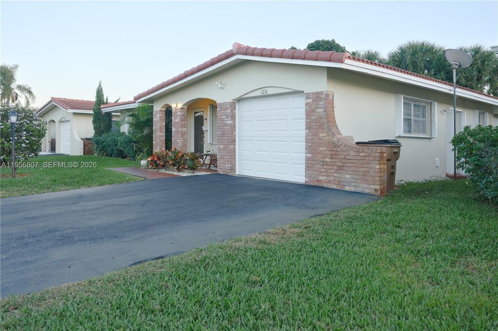 1236 NW 43rd St, Deerfield Beach, FL 33064