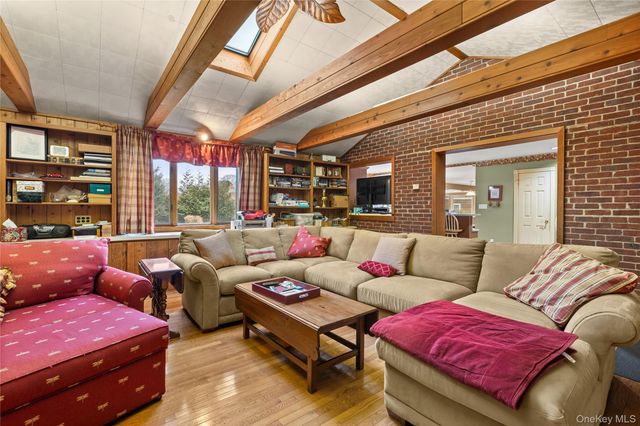 66 Davison Lane E, West Islip, NY 11795