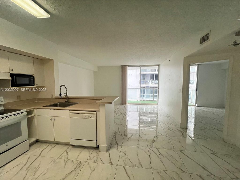 5085 NW 7th St 711, Miami, FL 33126