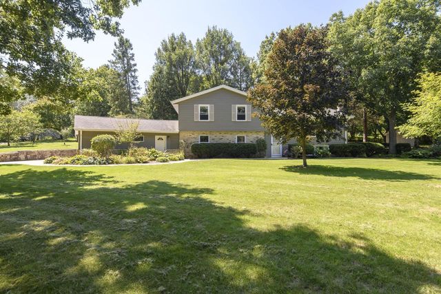 W285S3467 Snow Goose TRAIL, Waukesha, WI 53189